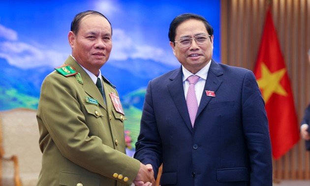 Premierminister Pham Minh Chinh trifft Laos Vizepremier- und Polizeiminister Lakhamphong