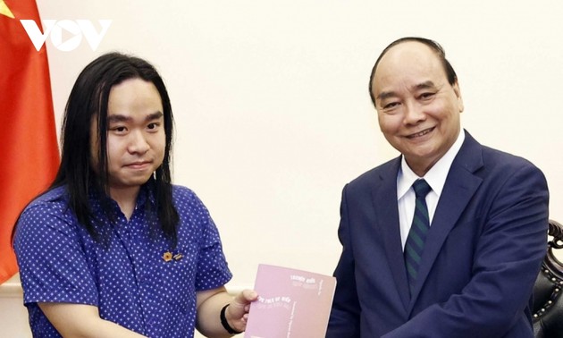 Staatspräsident Nguyen Xuan Phuc trifft literarisches Talent Nguyen Binh