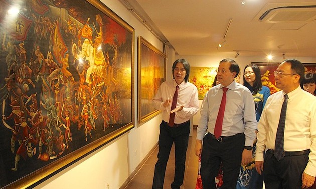 Ausstellung vietnamesischer Lackbilder und -waren