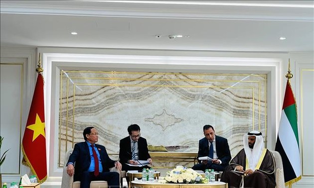 Vizeparlamentspräsident Tran Quang Phuong besucht VAE