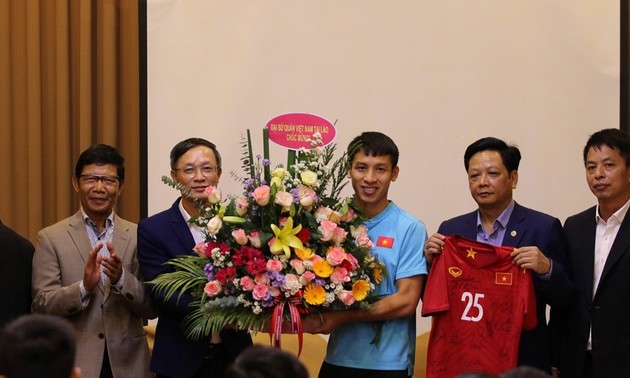 AFF Cup 2022: Leitung der vietnamesischen Botschaft in Laos ermutigt die Fußballnationalmannschaft Vietnams
