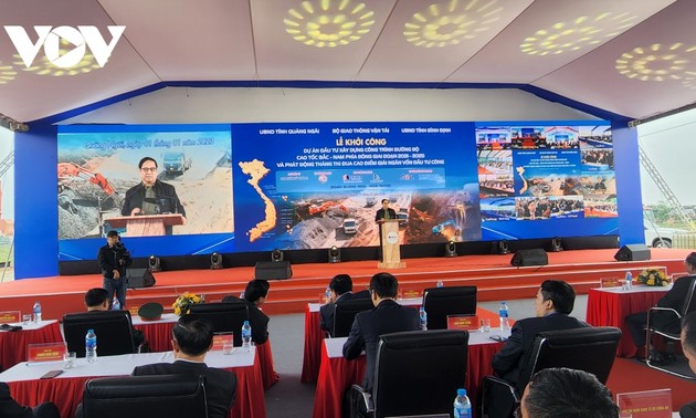 Premierminister Pham Minh Chinh startet zwölf Projekte der Nord-Süd-Autobahn