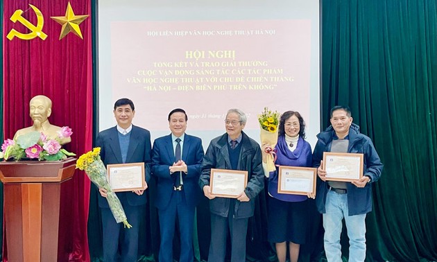 Verleihung der Preise für Literatur und Künste über den Sieg „Hanoi – Dien Bien Phu in der Luft“