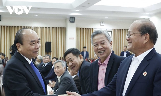 Staatspräsident trifft ehemalige Funktionäre in Zentralvietnam