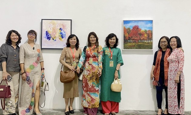 Vietnamesische Malerinnen beteiligen sich an der Kunstausstellung Journey of Friendships