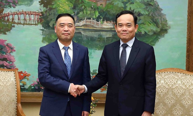 Vizepremierminister Tran Luu Quang trifft Präsident des Konzerns Sunny