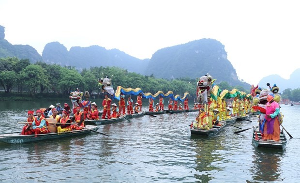 Tausende Besucher in Trang An