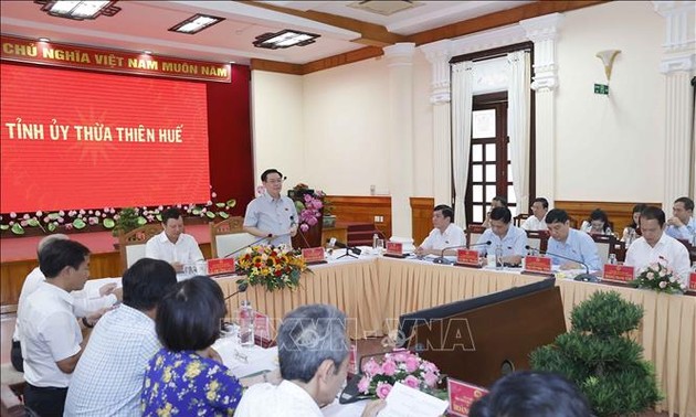 Parlamentspräsident Vuong Dinh Hue tagt mit der Leitung der Provinz Thua Thien-Hue