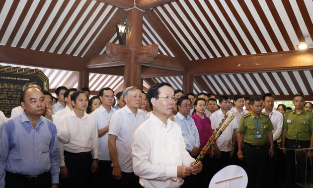 Staatspräsident Vo Van Thuong zündet Räucherstäbchen für Präsident Ho-Chi-Minh an