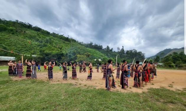 Tung Tung Da Da – Der traditionelle Tanz der Volksgruppe der Co Tu