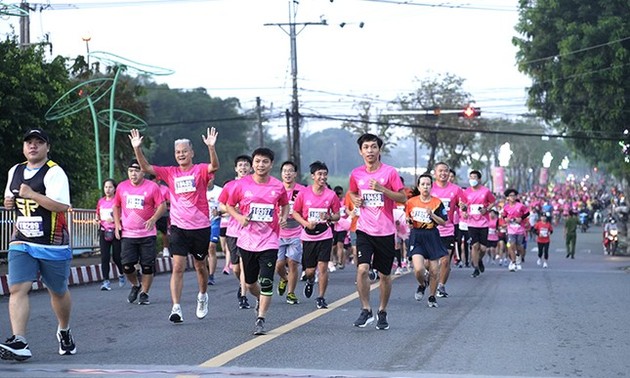 Der Marathonlauf Dat Sen Hong in Dong Thap zieht Sportler aus 14 Ländern an