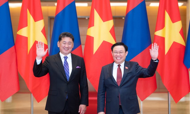 Parlamentspräsident Vuong Dinh Hue trifft mongolischen Präsidenten Chürelsüch