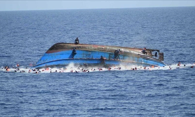 Boot mit 100 Menschen an Bord kentert in Nigeria