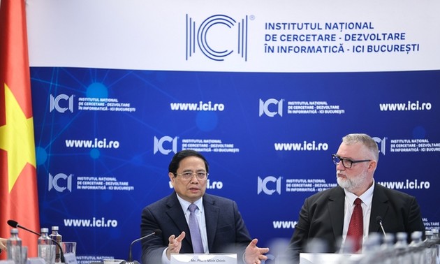 Premierminister Pham Minh Chinh besucht Institut für Forschung und Entwicklung in der Informatik Rumäniens
