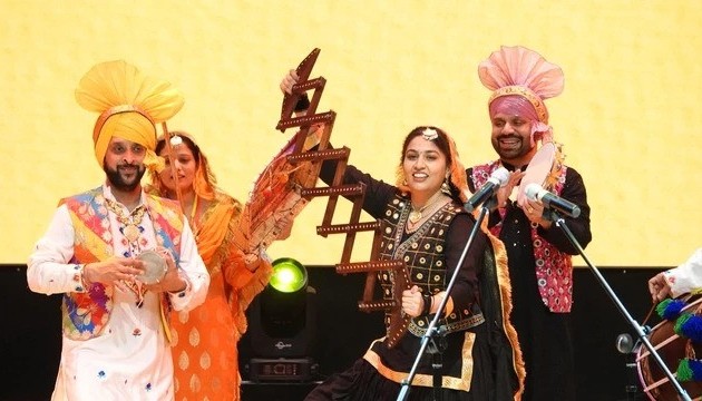 Fast 1000 Zuschauer in Binh Dinh genießen den indischen Punjabi-Volkstanz