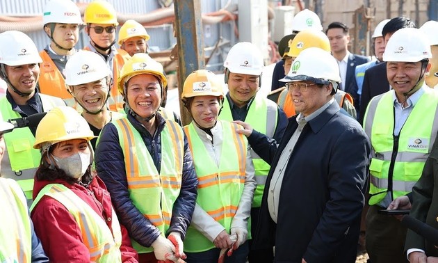 Premierminister Pham Minh Chinh besucht Ingenieure und Arbeiter des Stadtbahn-Projekts 3 in Hanoi