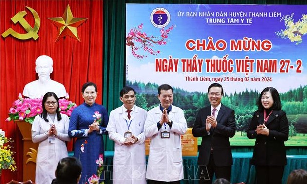 Staatspräsident Vo Van Thuong besucht Mediziner in Ha Nam