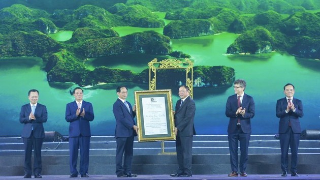 Eröffnung des Festes Hoa Phuong Do und Empfang der Urkunde für Naturwelterbe von Halong-Bucht und Cat-Ba-Inseln