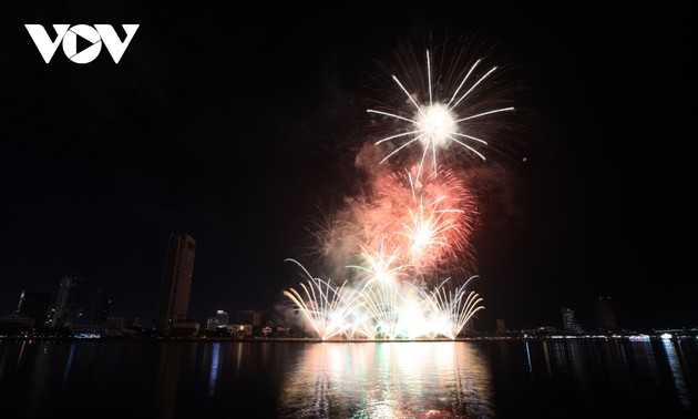 Han-Fluss leuchtet am Abend der Eröffnung des Danang Internationalen Feuerwerksfestivals