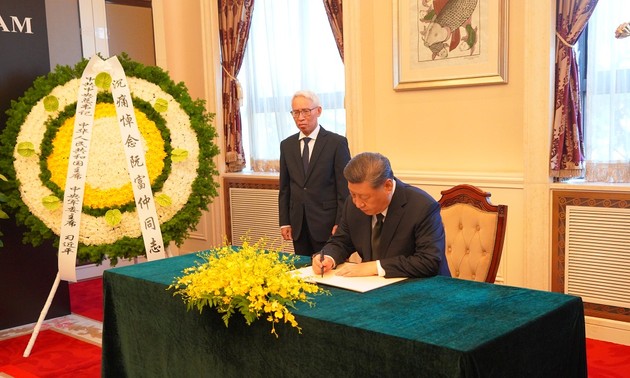 Generalsekretär der KP Chinas und Staatspräsident Xi Jinping gedenkt des KPV-Generalsekretärs Nguyen Phu Trong