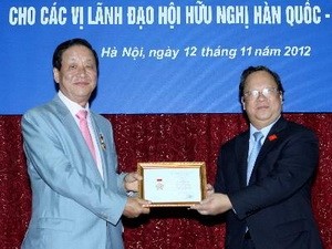 Menyampaikan lencana peringatan kepada perseorangan dari Asosiasi Persahabatan Republik Korea-Vietnam