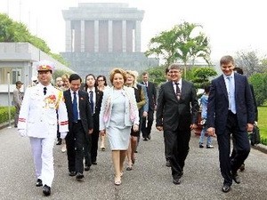 Ketua Senat Federasi Rusia mengakhiri kunjungan persahabatan resmi di Vietnam