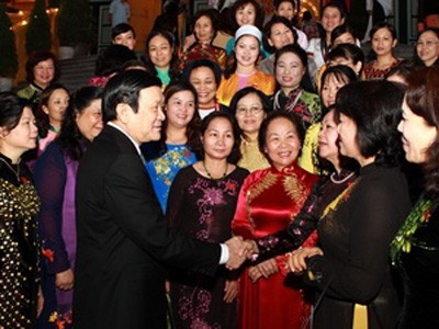 Presiden Truong Tan Sang melakukan pertemuan dengan rombongan anggota MN wanita angkatan ke-13