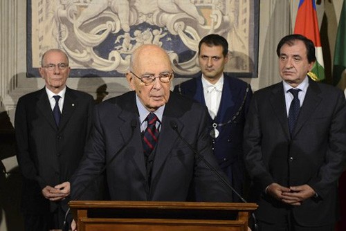 Presiden Italia, Giorgio Napolitano membubarkan Parlemen
