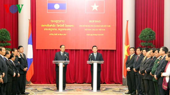 Tahun solidaritas persahabatan Vietnam-Laos 2012 mencapai sukses baik