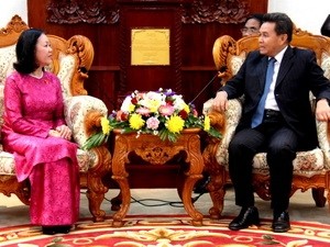 Wakil Ketua Parlemen Laos menerima delegasi Komisi urusan masalah-masalah sosial Vietnam