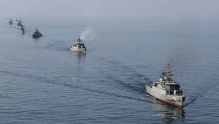 Tentara Iran melakukan latihan perang di Teluk Persia