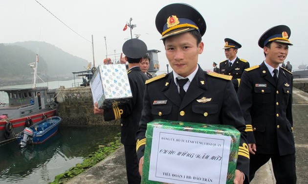 Memberikan bingkisan kepada komandan dan prajurit provinsi Quang Ninh