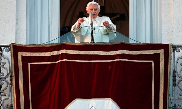 Paus Benediktus XIV resmi meletakkan jabatan