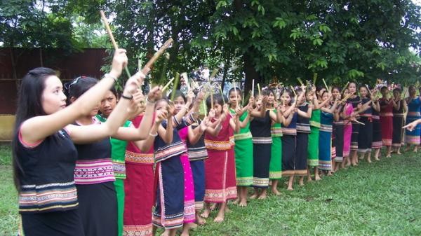 Pembukaan Festival lagu-lagu rakyat Vietnam daerah Tay Nguyen 