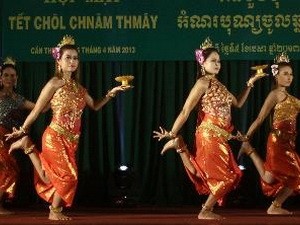 Warga etnis Khmer Nam Bo mengadakan pertemuan dan menyampaikan ucapan selamat Hari Tet Chol Chnam Thmay