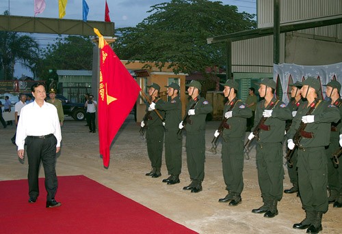 PM Vietnam Nguyen Tan Dung melakukan kunjungan Resimen Brigade Mobil daerah Tay Nguyen