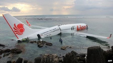 Pesawat terbang Indonesia yang memuat 108 penumbang jatuh di laut