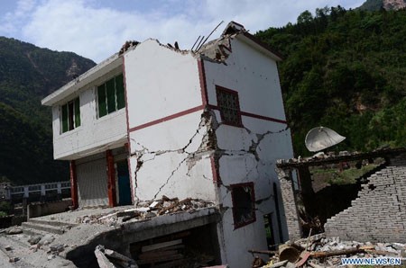 Kira-kira 11.000 orang tewas dan luka-luka akibat gempa bumi di  Shichuan, Tiongkok