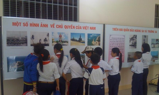 Provinsi Khanh Hoa terus mengadakan pameran foto mobil tentang kepulauan Truong Sa