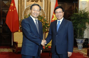 Menlu Vietnam, Pham Binh Minh menerima Sekretaris Komite Partai  Zona Otonomi etnis Chuang