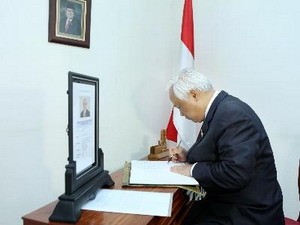 Kedutaan Besar Indonesia untuk Vietnam membuka buku berkabung untuk mengenangkan Taufiq Kiemas