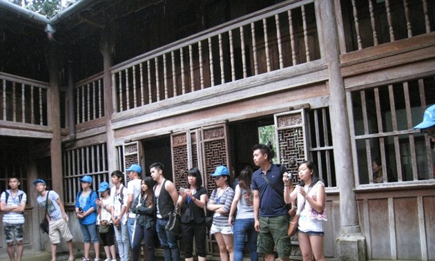 Rombongan pemuda diaspora Vietnam berkunjung di daerah dataran tinggi batu Dong Van
