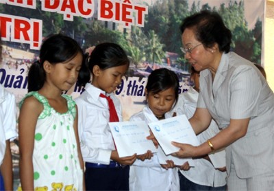 120 murid miskin mendapat beasiswa dari Dana Bantuan anak-anak Vietnam