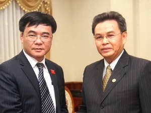 Wakil Ketua Parlemen Laos menerima delegasi kerja Komisi Ekonomi Majelis Nasional Vietnam