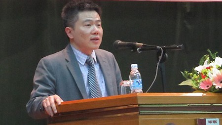 Profesor Ngo Bao Chau berbincang-bincang dengan mahasiswa kota Ho Chi Minh