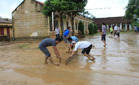 Provinsi Nam Dinh memberikan bantuan kepada rakyat Vietnam Tengah yang kebanjiran