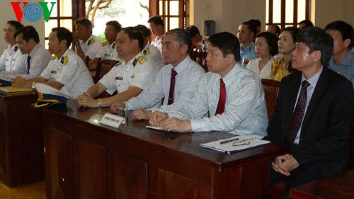 Rombongan kerja VOV mengunjungi prajurit dan rakyat kabupaten pulau Truong Sa