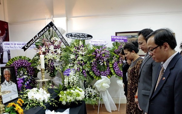 Meletakkan karangan bunga untuk berziarah kepada Almarhum Presiden Afrika Selatan, Nelson Mandela di kota Ho Chi Minh