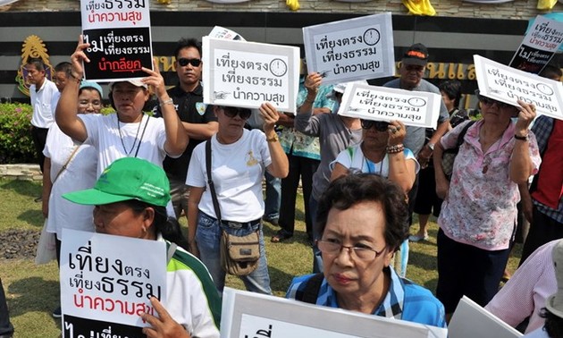 Thailand: Para demonstran mengepung kantor Partai berkuasa