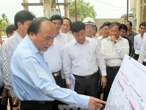 Deputi PM Vietnam, Nguyen Xuan Phuc memeriksa proyek-proyek Jalan Ho Chi Minh